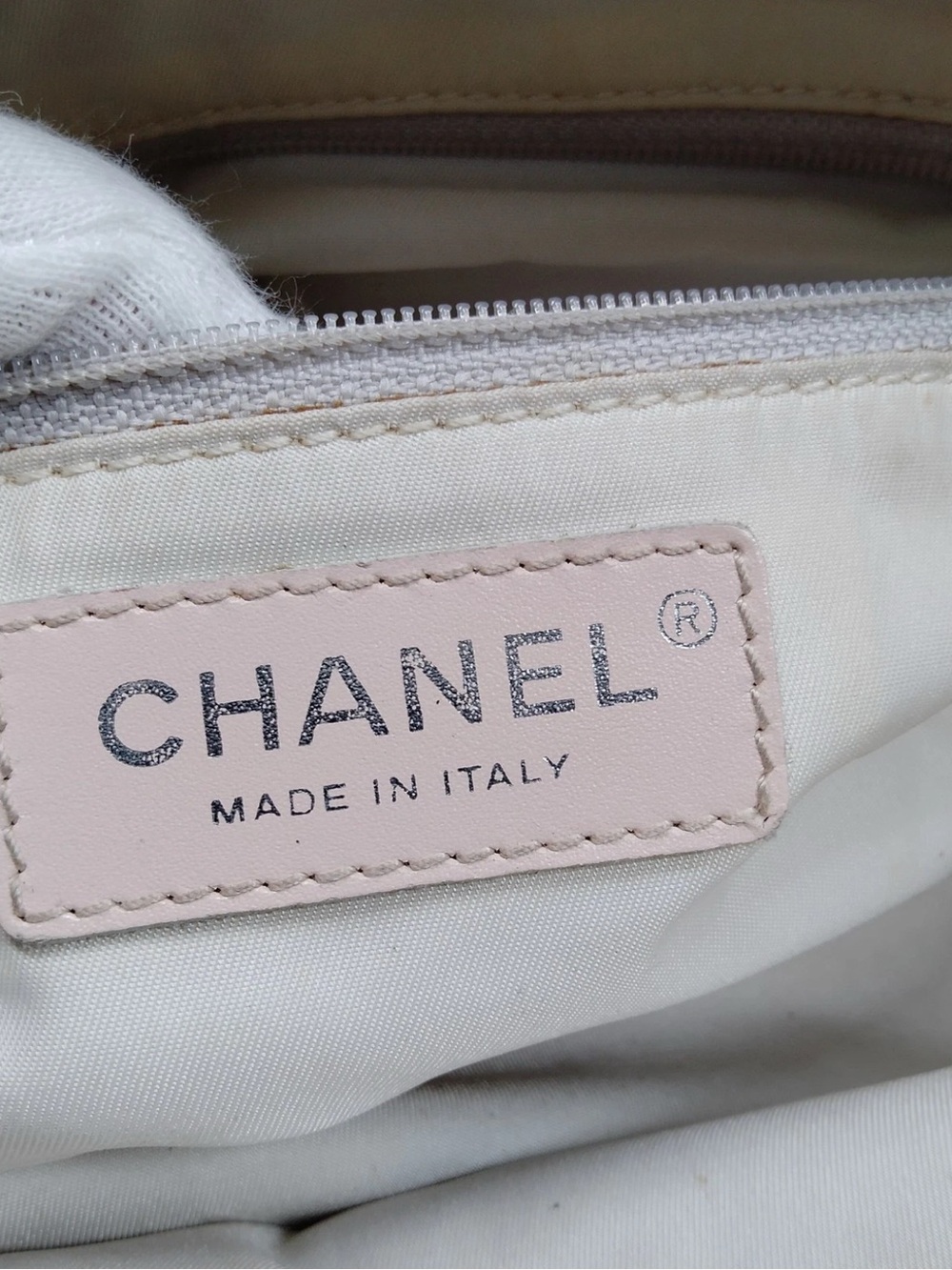 CHANEL GLITTER Logo-Print Shoulder Bag - Picture 5 of 6